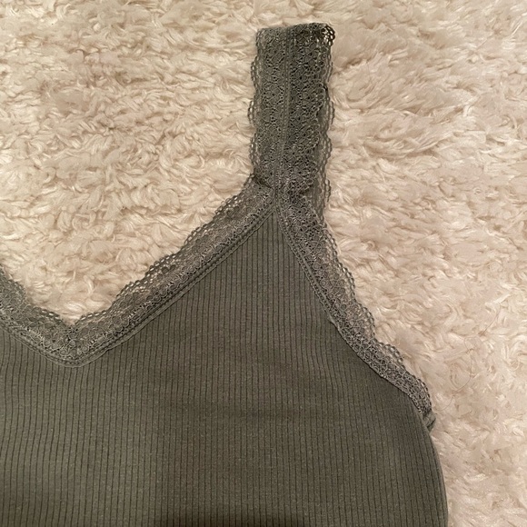 Cropped Tank Top - Picture 2 of 6